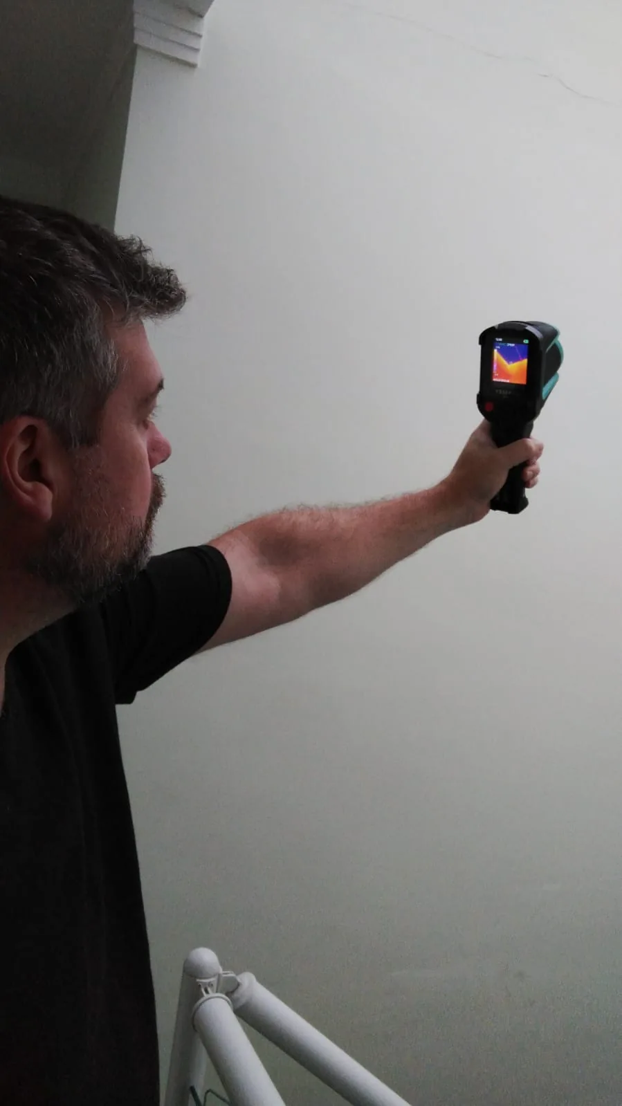 Profissional realizando verificação com equipamento durante vistoria