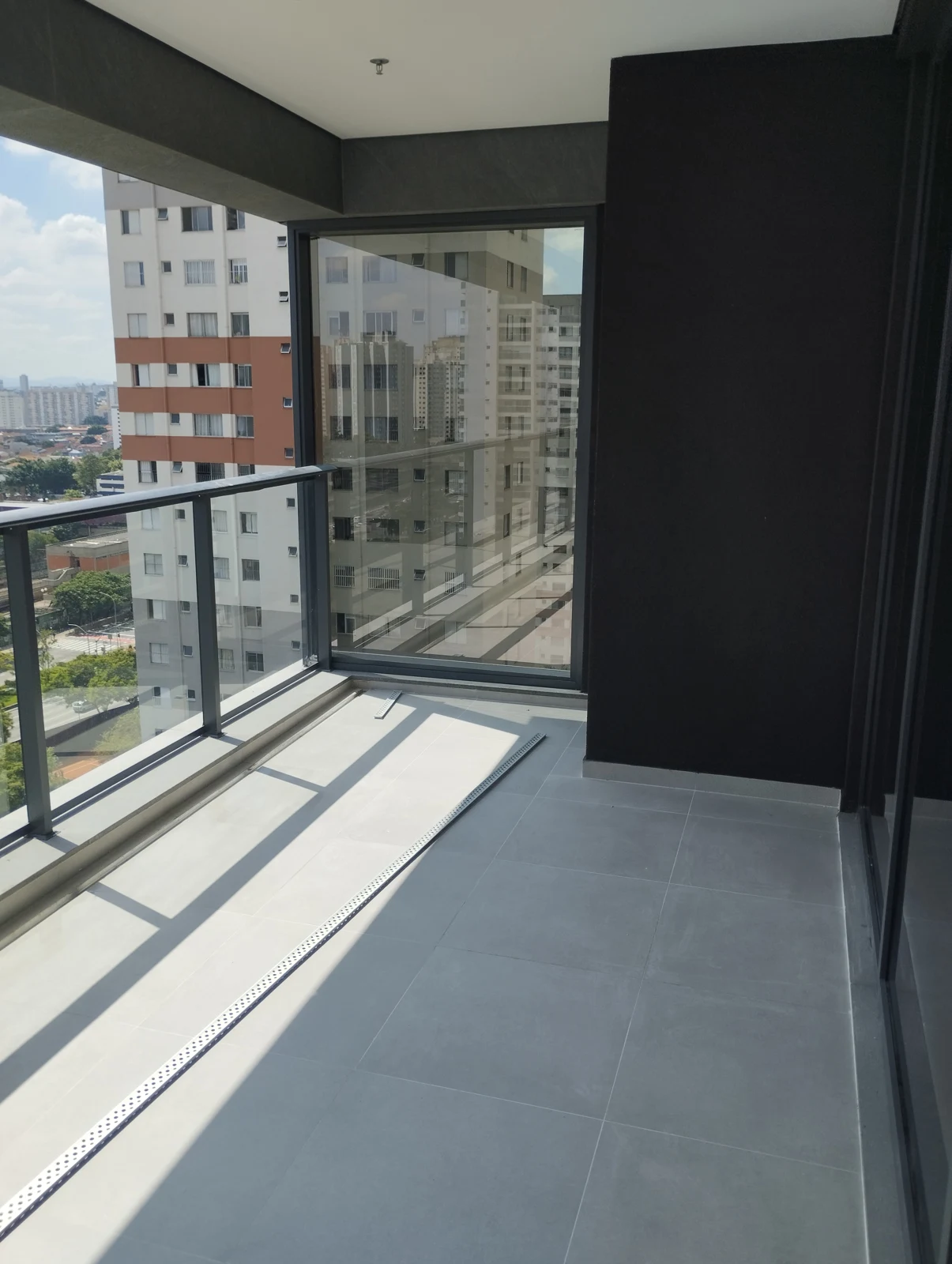 Terraço com guarda-corpo de vidro e acabamento contemporâneo, do acervo da XPB