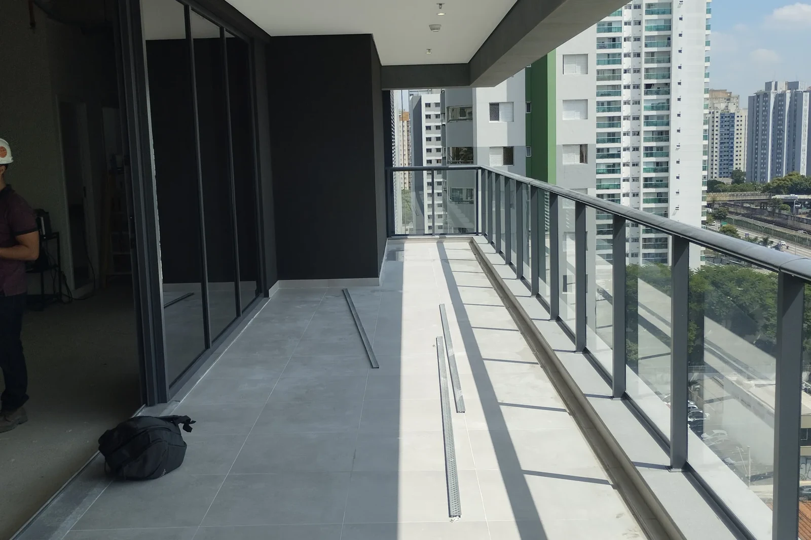 Terraço de apartamento com vista para São Paulo, do acervo da XPB Engenharia